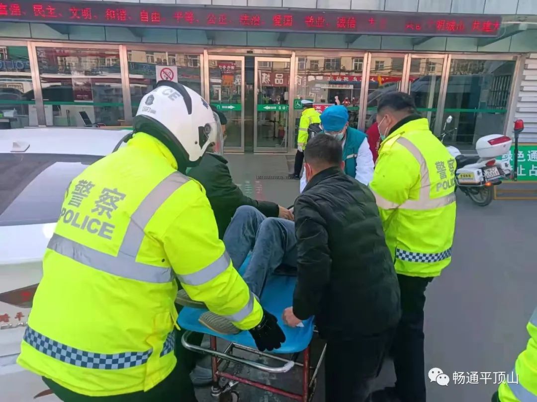 我为群众办实事丨暖心交警紧急救助百岁老人