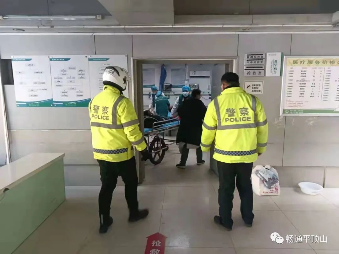 我为群众办实事丨暖心交警紧急救助百岁老人