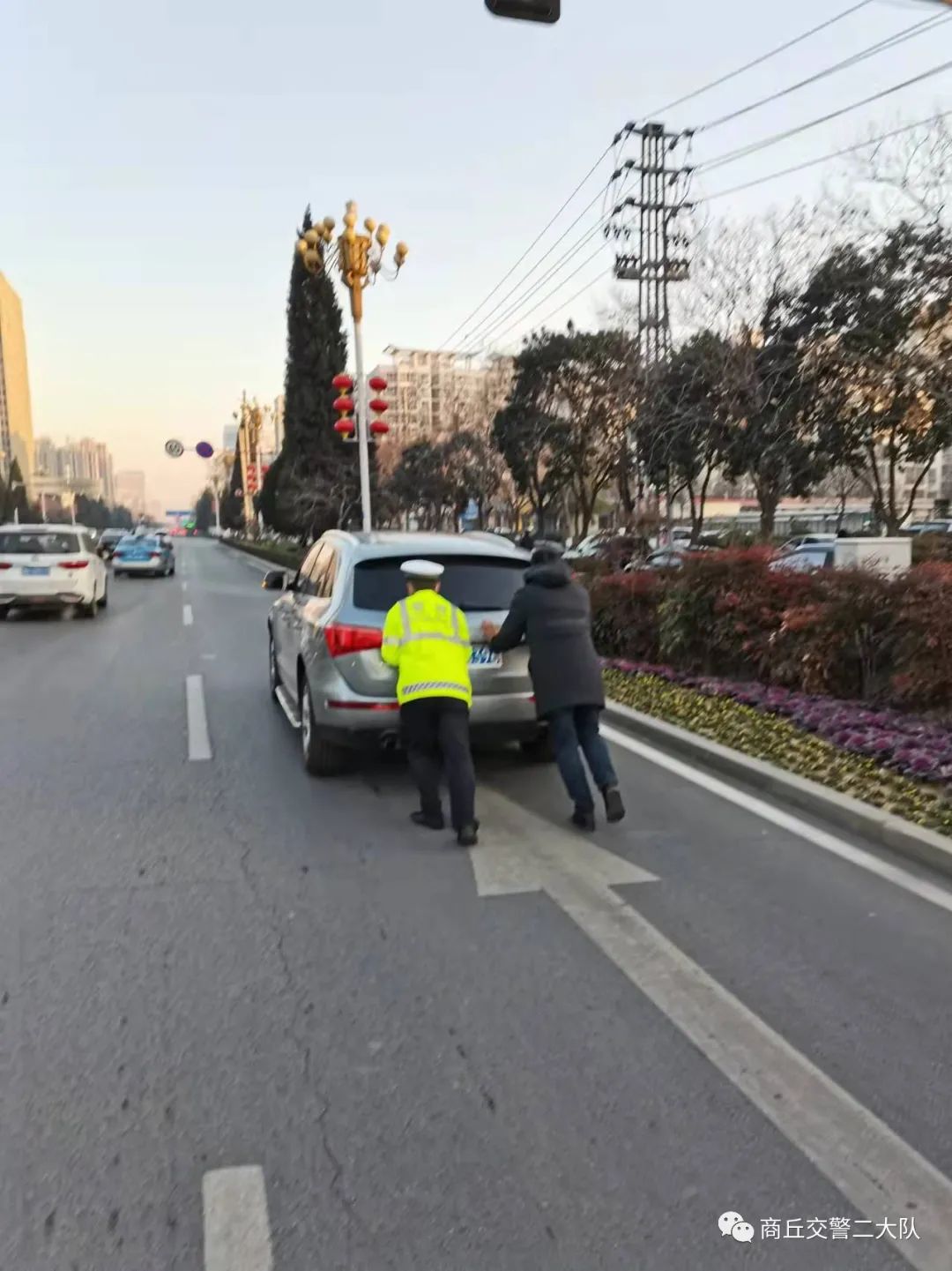 我为群众办实事丨暖心交警紧急救助百岁老人