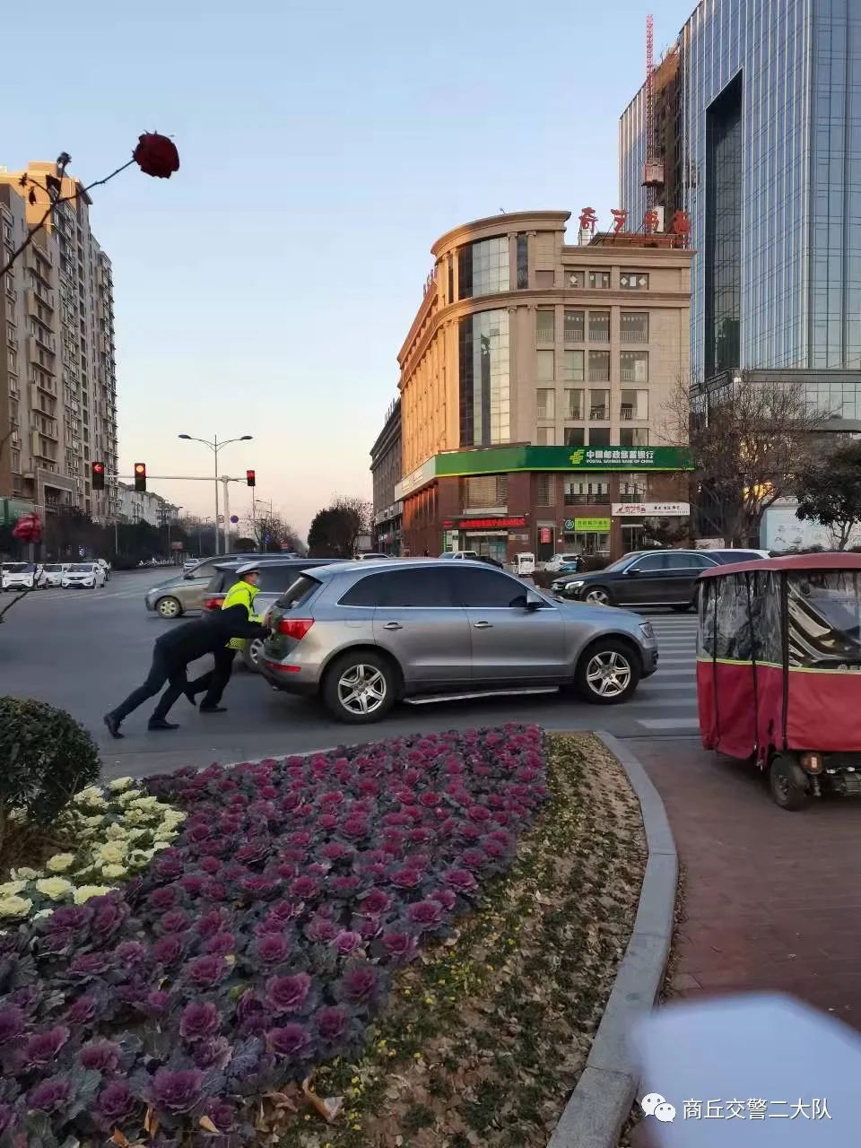 我为群众办实事丨暖心交警紧急救助百岁老人