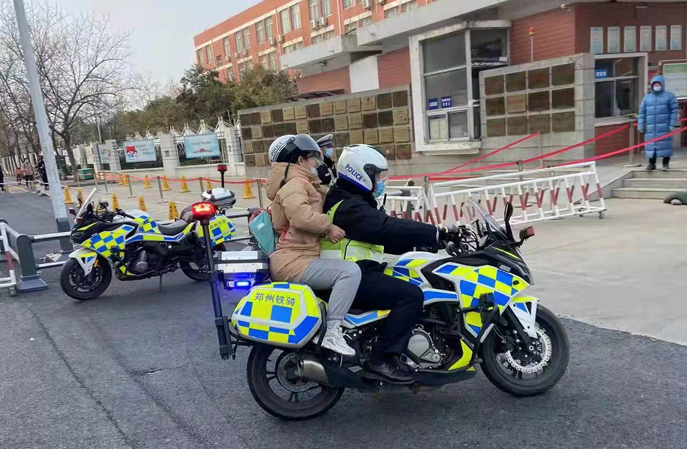 我为群众办实事丨暖心交警紧急救助百岁老人