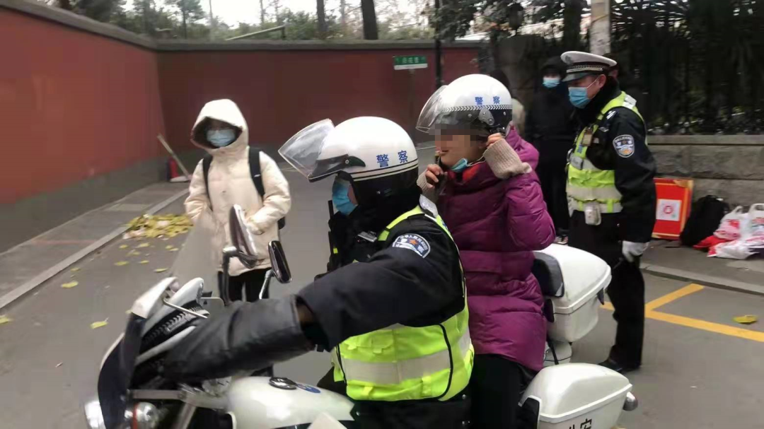 我为群众办实事丨暖心交警紧急救助百岁老人