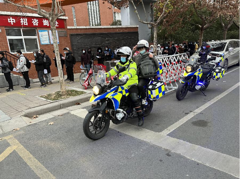 我为群众办实事丨暖心交警紧急救助百岁老人