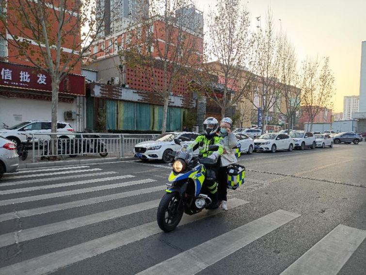 我为群众办实事丨暖心交警紧急救助百岁老人