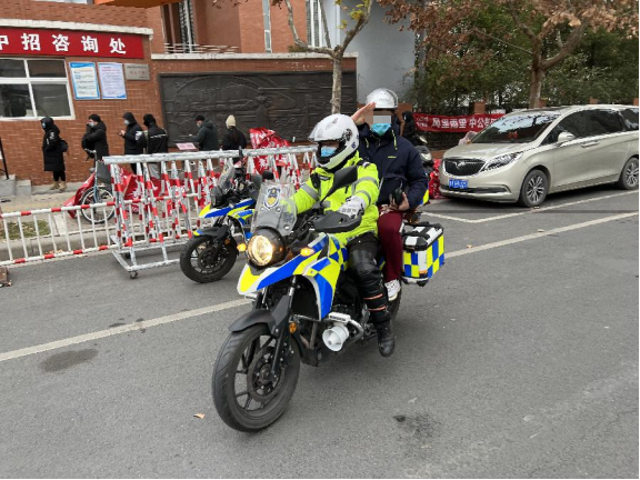 我为群众办实事丨暖心交警紧急救助百岁老人