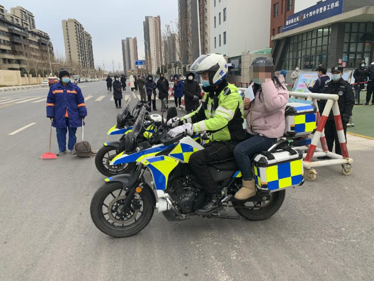 我为群众办实事丨暖心交警紧急救助百岁老人