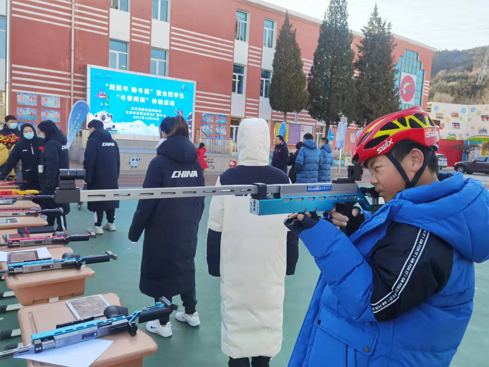 石景山區(qū)電廠路小學(xué)舉行“冬季兩項(xiàng)”活動(dòng)(圖2) 石景山區(qū)電廠路小學(xué)舉行“冬季兩項(xiàng)”活動(dòng)(圖2)