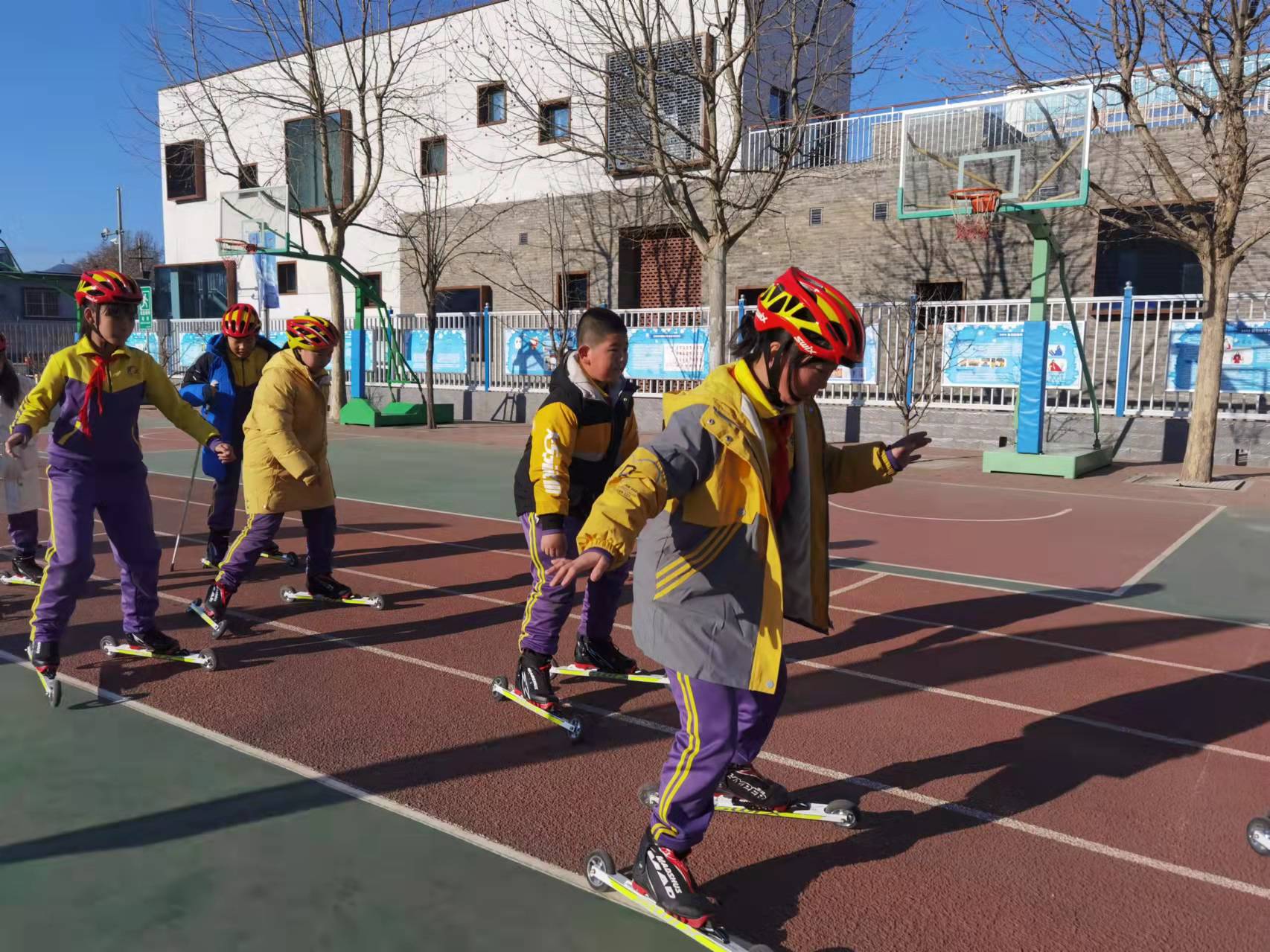 石景山區(qū)電廠路小學(xué)舉行“冬季兩項(xiàng)”活動(dòng)(圖3) 石景山區(qū)電廠路小學(xué)舉行“冬季兩項(xiàng)”活動(dòng)(圖3)