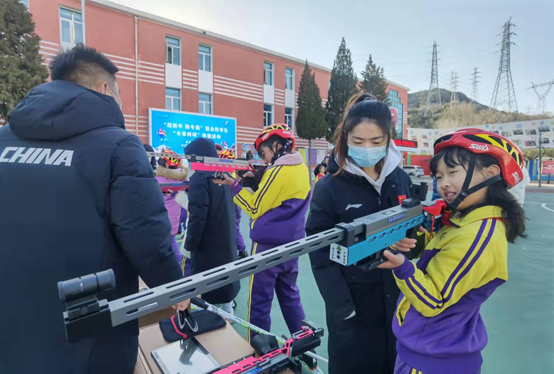 石景山區(qū)電廠路小學(xué)舉行“冬季兩項(xiàng)”活動(dòng)(圖5) 石景山區(qū)電廠路小學(xué)舉行“冬季兩項(xiàng)”活動(dòng)(圖5)