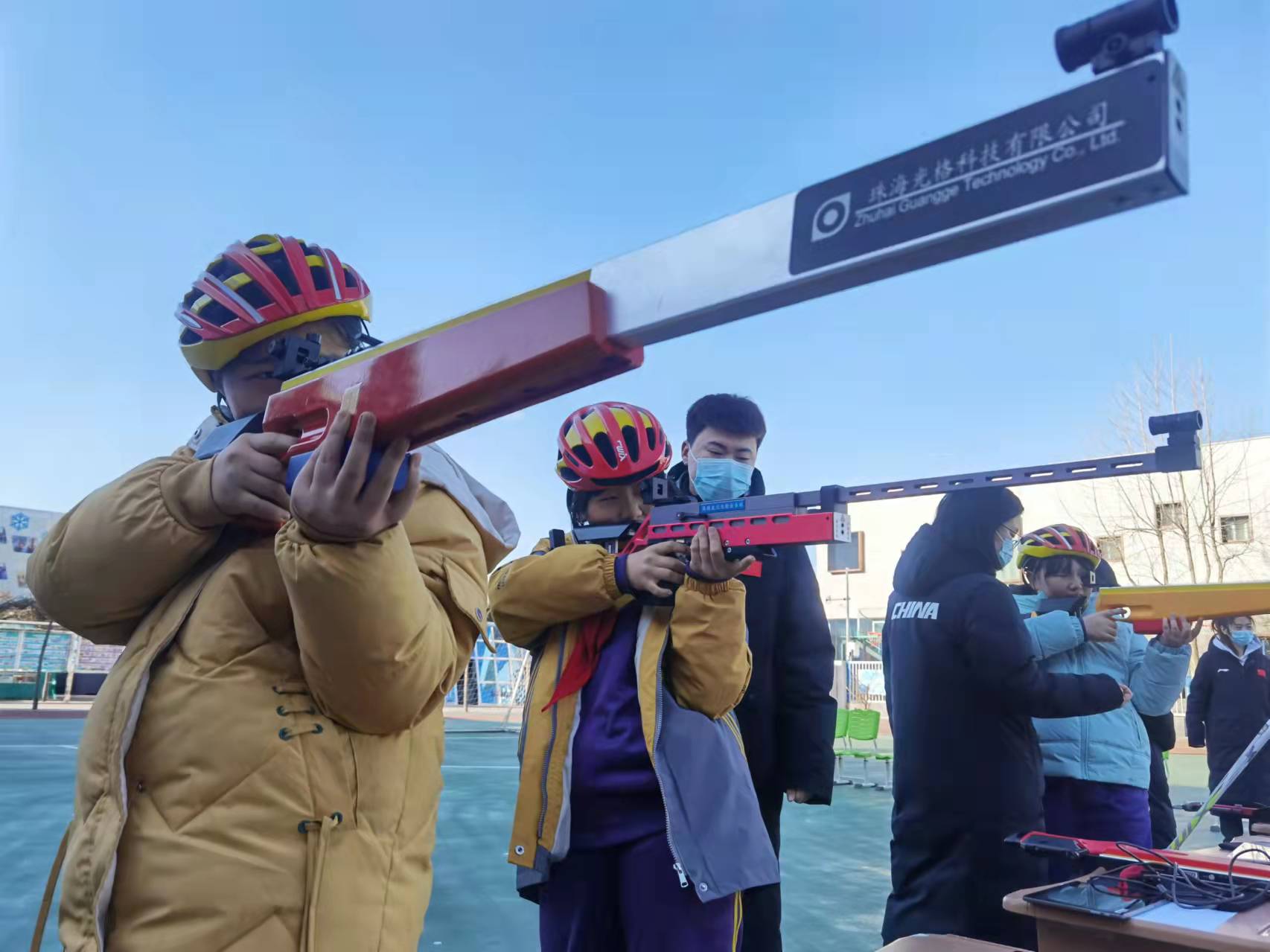 石景山區(qū)電廠路小學(xué)舉行“冬季兩項(xiàng)”活動(dòng)(圖6) 石景山區(qū)電廠路小學(xué)舉行“冬季兩項(xiàng)”活動(dòng)(圖6)