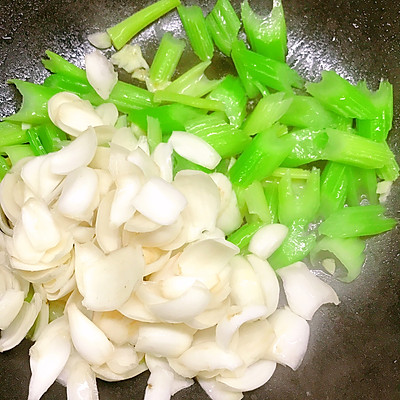 西芹百合的做法,西芹百合的做法步驟