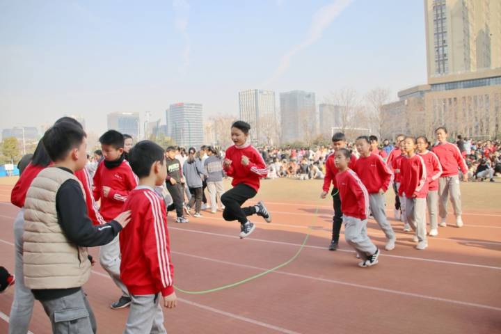 杭州市滨和小学的新年打开方式：跳起来(图3)