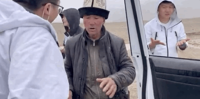 亮出党员徽章的牧民大叔，找到了