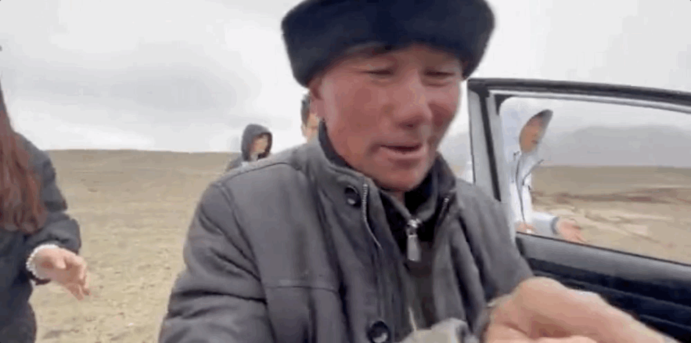 亮出党员徽章的牧民大叔，找到了