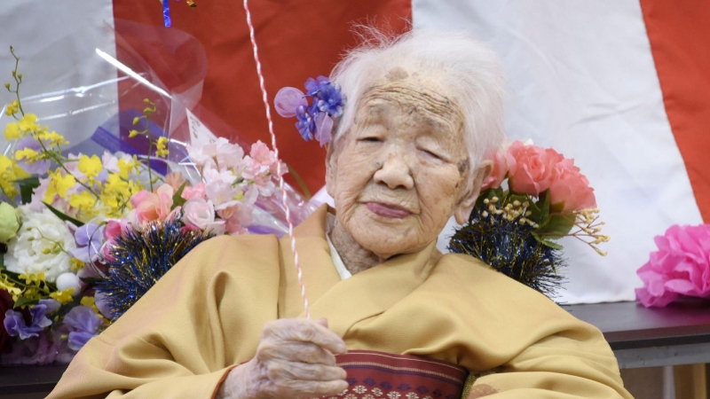 老人过生日，获赠可乐纪念瓶