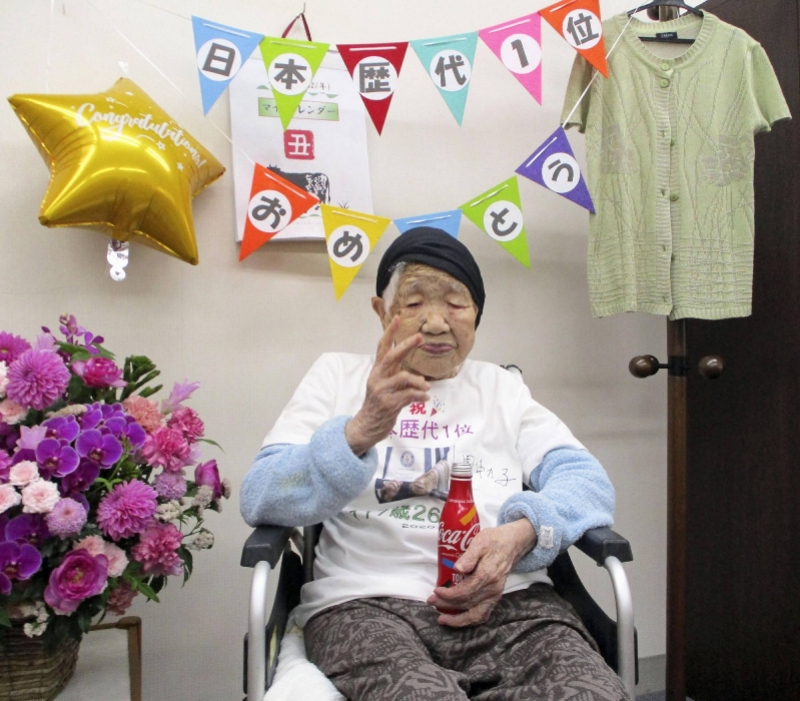 老人过生日，获赠可乐纪念瓶