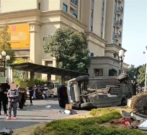 男子疑因家庭纠纷竟开车撞向妻子和岳母,刑侦部门已介入案件调查