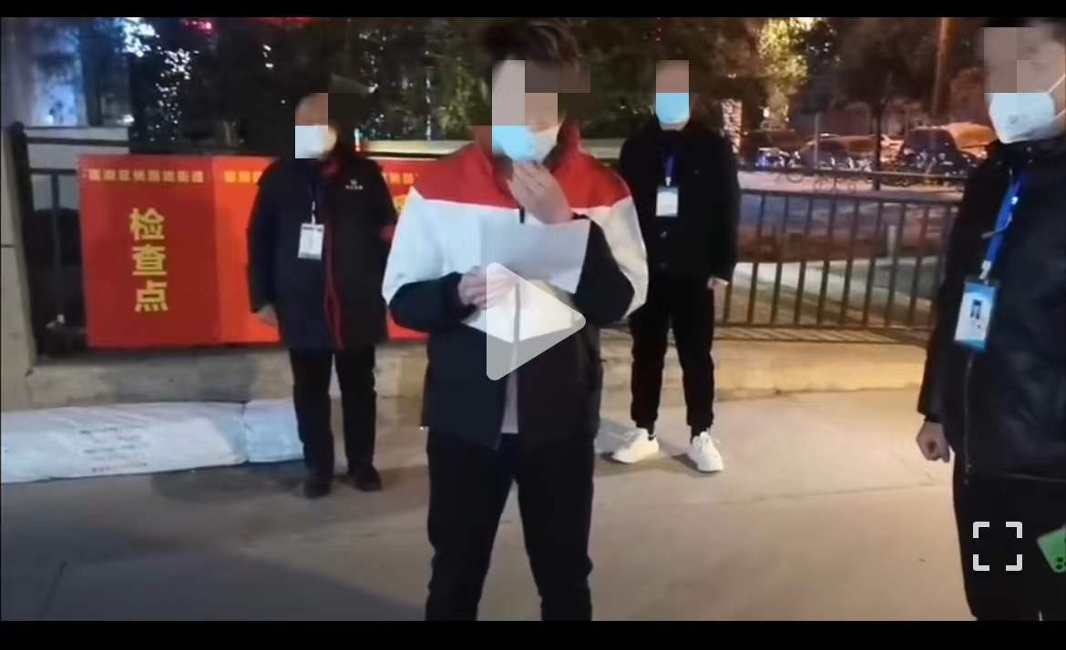 西安男子翻墙买食物被志愿者要求检讨，社区：志愿者上门道歉