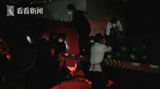 西安新生家长向高校捐6吨新鲜蔬菜 助力学校抗击疫情