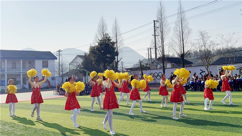 休寧五城小學(xué)：說唱迎新年 跳虎繪新篇(圖2)
