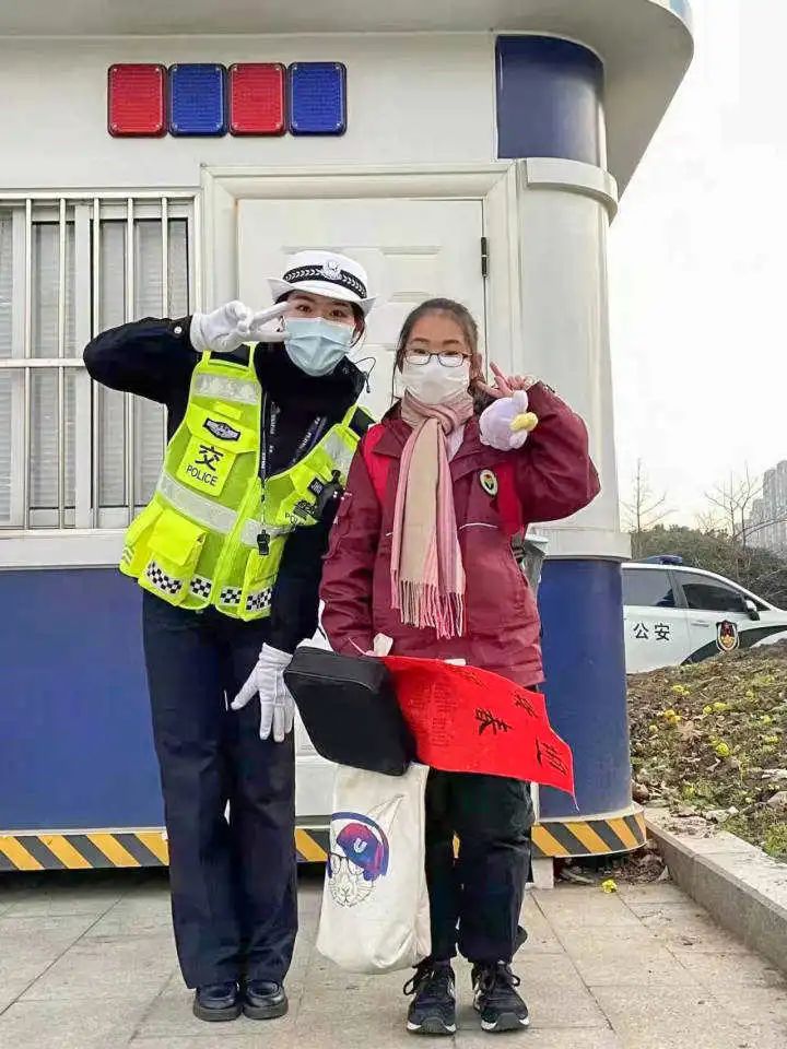 寒风中站岗两个月，浙江24岁姑娘收到的这份特殊礼物亮了：最好的“嘉奖令”