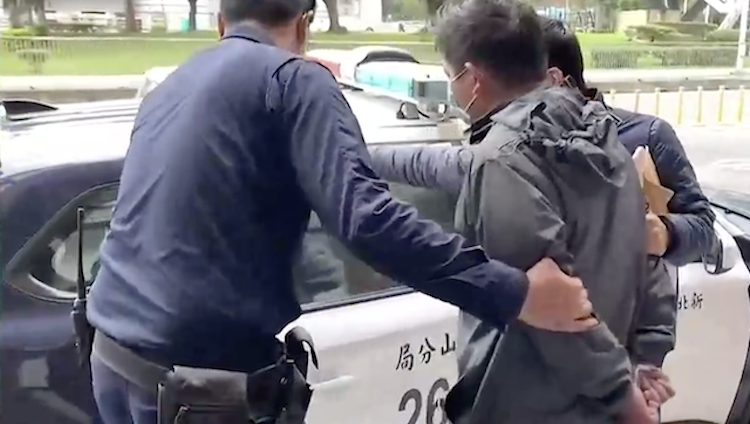 扬言“想杀人”！男子超市挥美工刀，被抓后称：我吃药了
