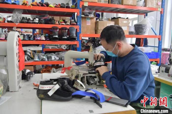 退役运动员做起“冰鞋匠”让中国队员穿着“合脚鞋”夺金