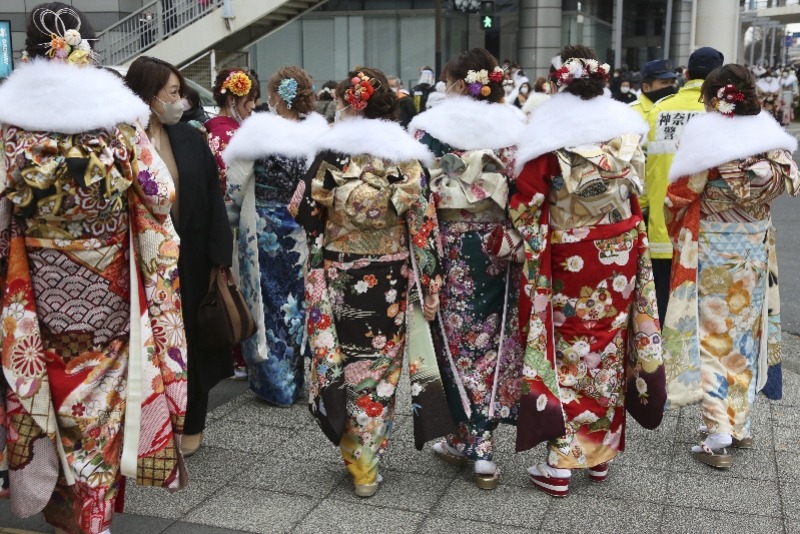日本男女裸身冰浴+成人节，疫情下民俗活动集中展开