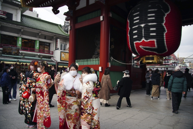 日本男女裸身冰浴+成人节，疫情下民俗活动集中展开