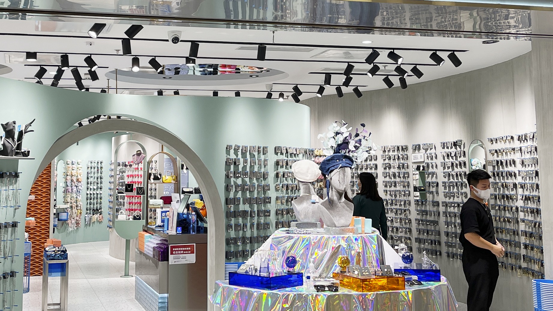 快倒闭的两元店，怎么成了网红打卡圣地？