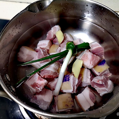 土豆烧五花肉的做法（下饭的五花肉小土豆几分钟就学到手）