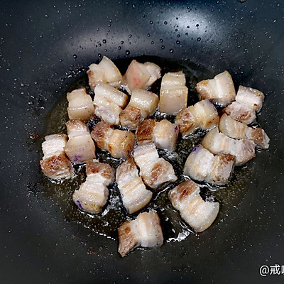 土豆烧五花肉的做法（下饭的五花肉小土豆几分钟就学到手）