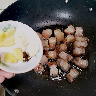 土豆烧五花肉的做法（下饭的五花肉小土豆几分钟就学到手）