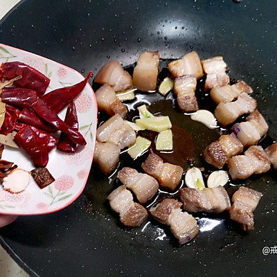 土豆烧五花肉的做法（下饭的五花肉小土豆几分钟就学到手）