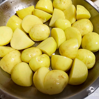 土豆烧五花肉的做法（下饭的五花肉小土豆几分钟就学到手）