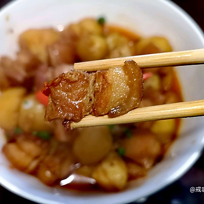 土豆烧五花肉的做法（下饭的五花肉小土豆几分钟就学到手）