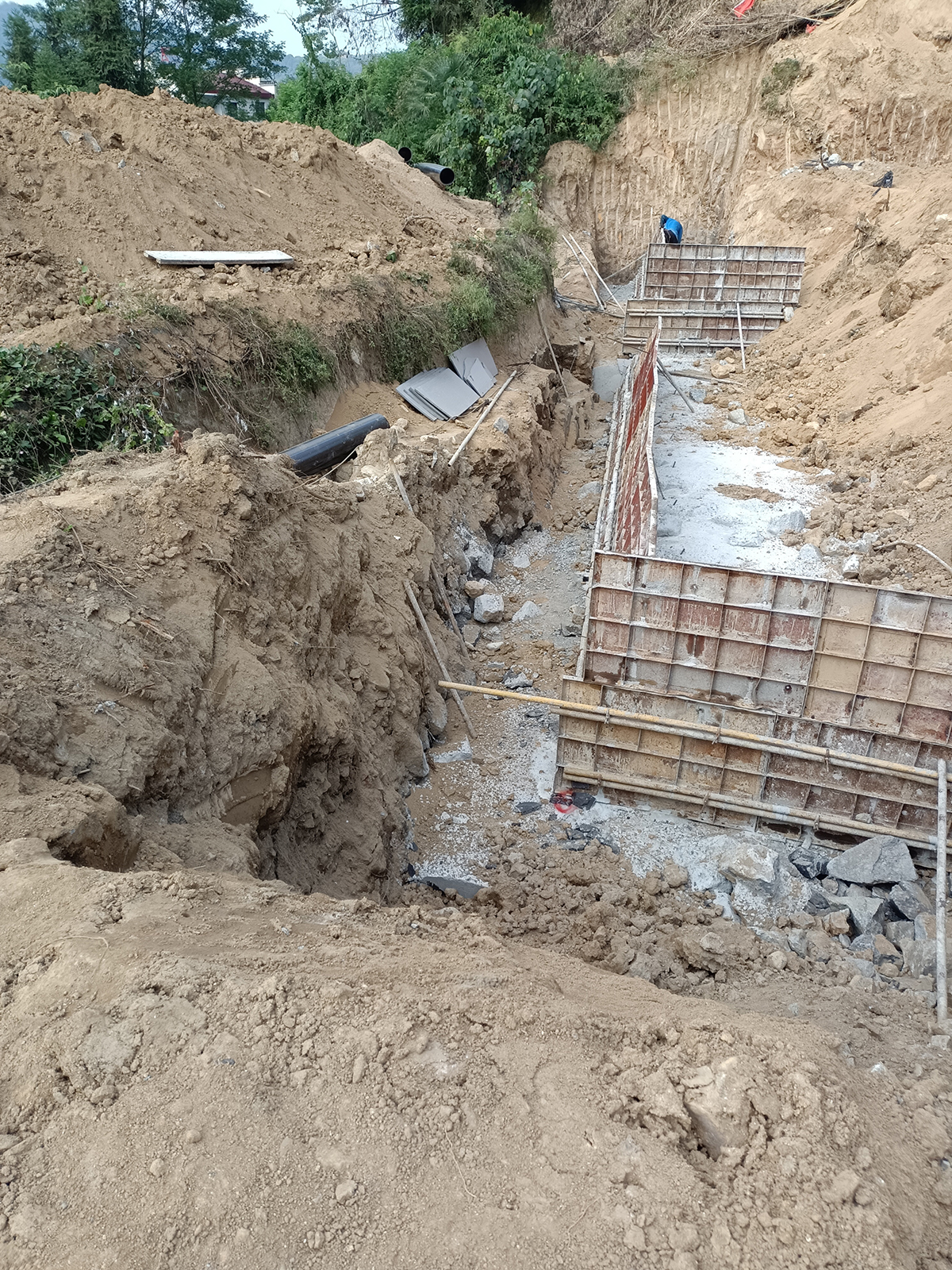 中华鲟养殖场取水渠被挖断靠应急水“续命”，官方：出资架管