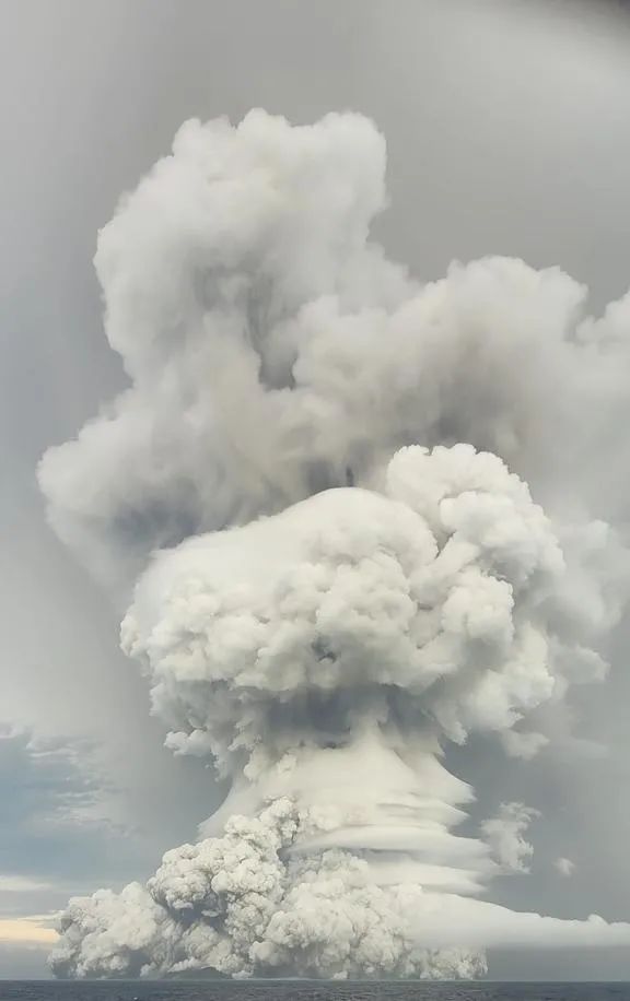 汤加火山大喷发：威力堪比1000颗广岛原子弹，冲击波已抵香港