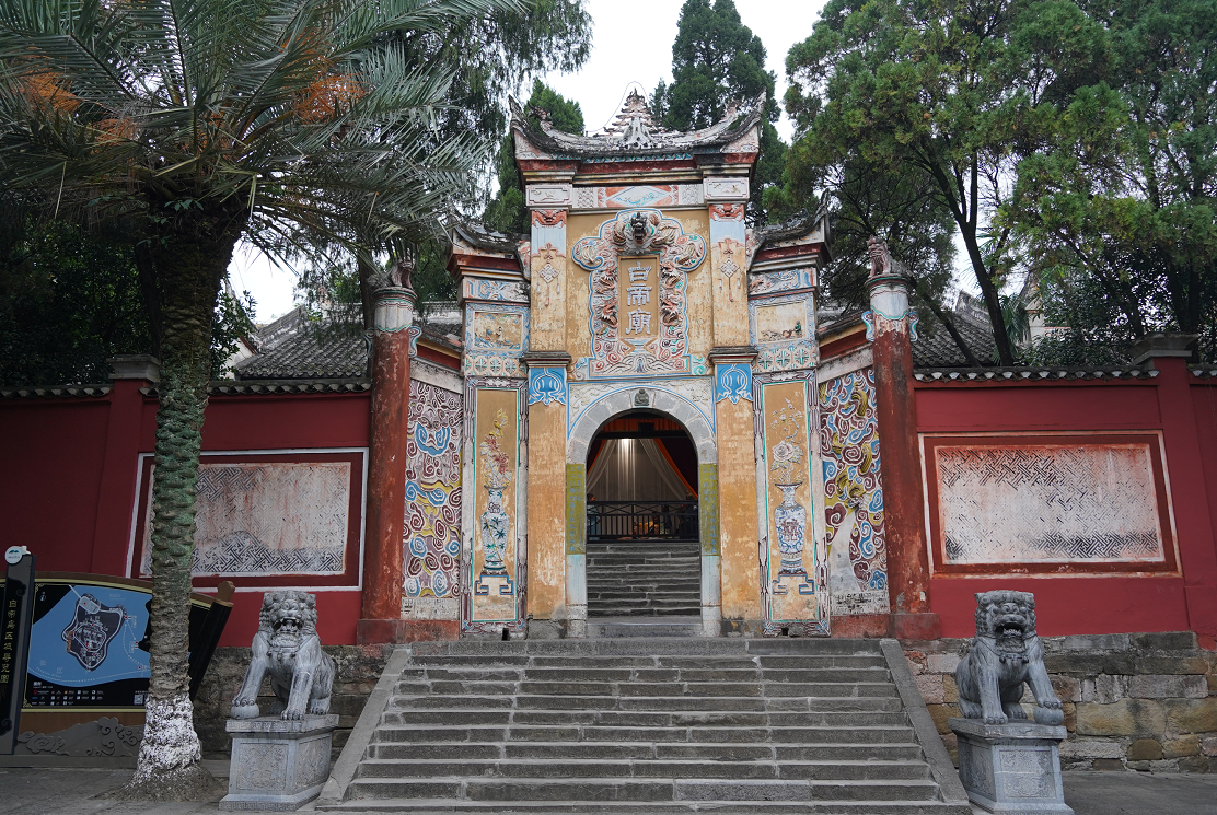 白帝城的标志性建筑白帝庙大门,雕龙描凤,典雅华丽,颇具特色.