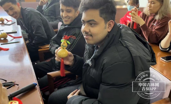 长春工业大学留学生体验非遗葫芦画的魅力