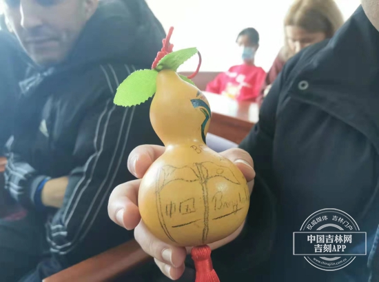 长春工业大学留学生体验非遗葫芦画的魅力