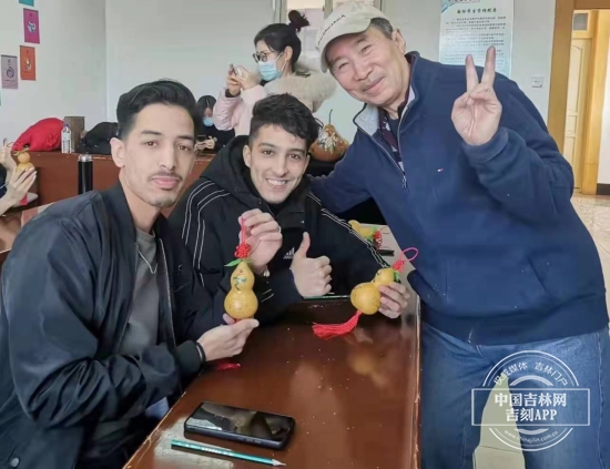 长春工业大学留学生体验非遗葫芦画的魅力