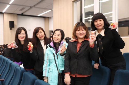 寧山路小學(xué)舉行總結(jié)表彰大會(huì)(圖8) 寧山路小學(xué)舉行總結(jié)表彰大會(huì)(圖8)