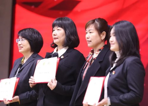 寧山路小學(xué)舉行總結(jié)表彰大會(huì)(圖22) 寧山路小學(xué)舉行總結(jié)表彰大會(huì)(圖22)