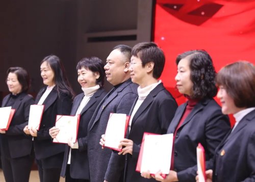 寧山路小學(xué)舉行總結(jié)表彰大會(huì)(圖23) 寧山路小學(xué)舉行總結(jié)表彰大會(huì)(圖23)