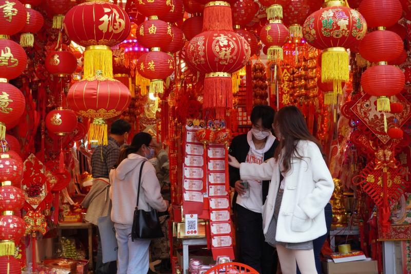 广州这条街年味氛围感拉满！迎春饰品在“冲刺”
