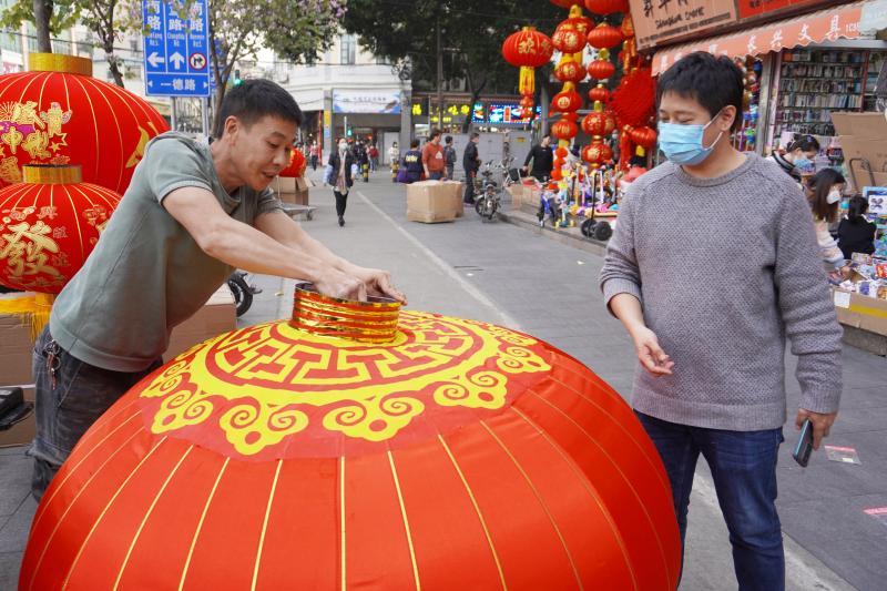 广州这条街年味氛围感拉满！迎春饰品在“冲刺”