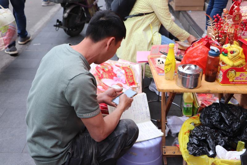 广州这条街年味氛围感拉满！迎春饰品在“冲刺”