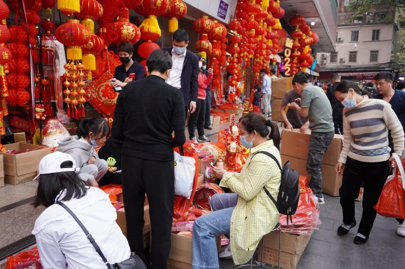 广州这条街年味氛围感拉满！迎春饰品在“冲刺”