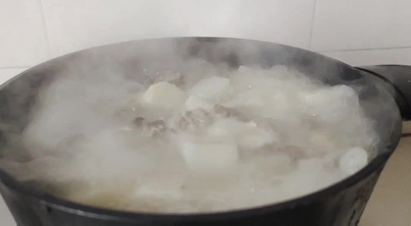 萝卜山药排骨汤的做法(香浓汤汁乐享益骨营养)